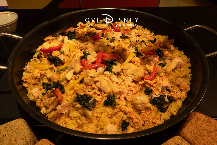 ディズニーアンバサダーホテル、シェフ・ミッキー「ディズニー・クリスマス2025ディナーブッフェ」温かい料理(チキンとクラブミートのピラフ)