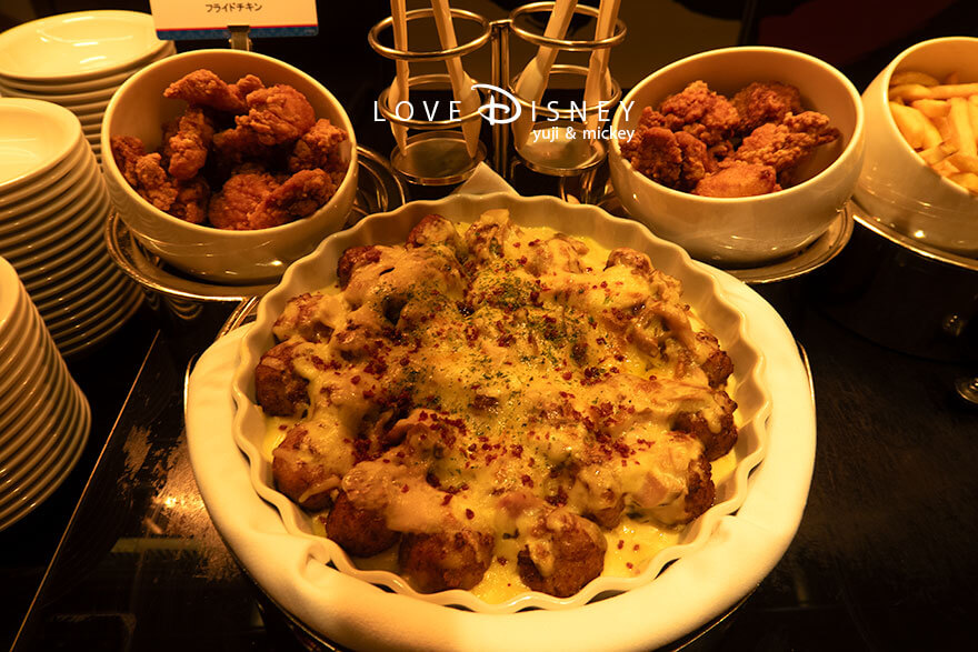 ディズニーアンバサダーホテル、シェフ・ミッキー「ディズニー・クリスマス2025ディナーブッフェ」温かい料理(大豆ミート/フライドチキン)
