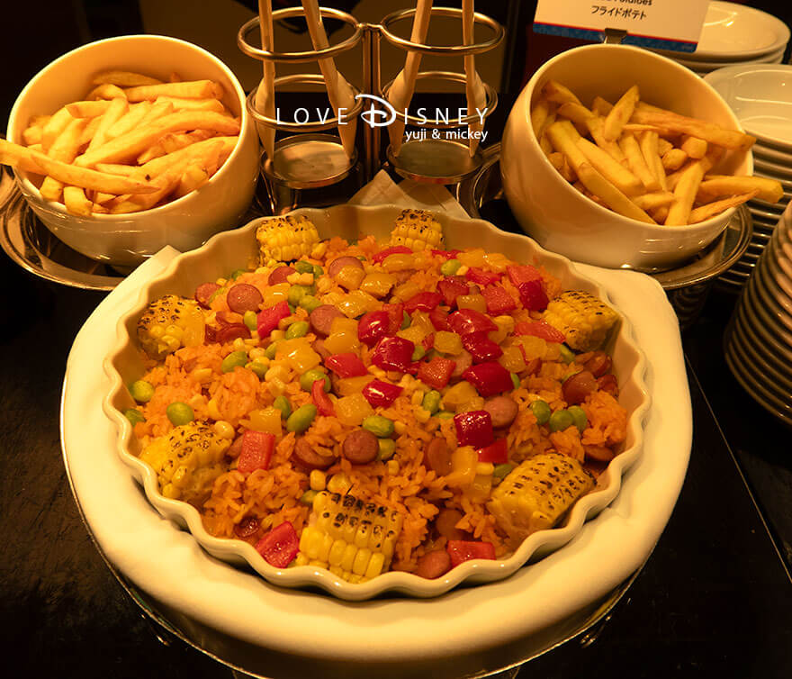 ディズニーアンバサダーホテル、シェフ・ミッキー「ディズニー・クリスマス2025ディナーブッフェ」温かい料理(ピラフ/フライドポテト)