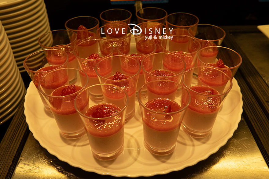 ディズニーアンバサダーホテル、シェフ・ミッキー「ディズニー・クリスマス2025ディナーブッフェ」デザート(ストロベリームース)