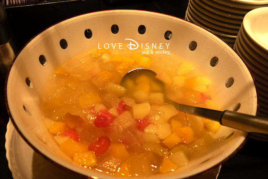 ディズニーアンバサダーホテル、シェフ・ミッキー「ディズニー・クリスマス2025ディナーブッフェ」デザート(マチェドニア)