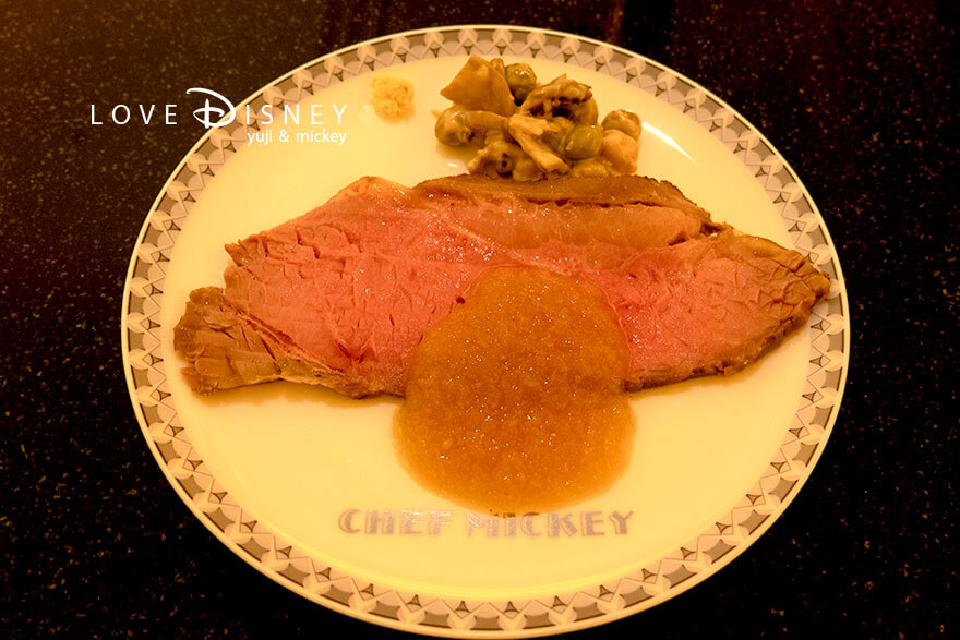 ディズニーアンバサダーホテル、シェフ・ミッキー「ディズニー・クリスマス2025ディナーブッフェ」温かい料理（ローストビーフプレート）