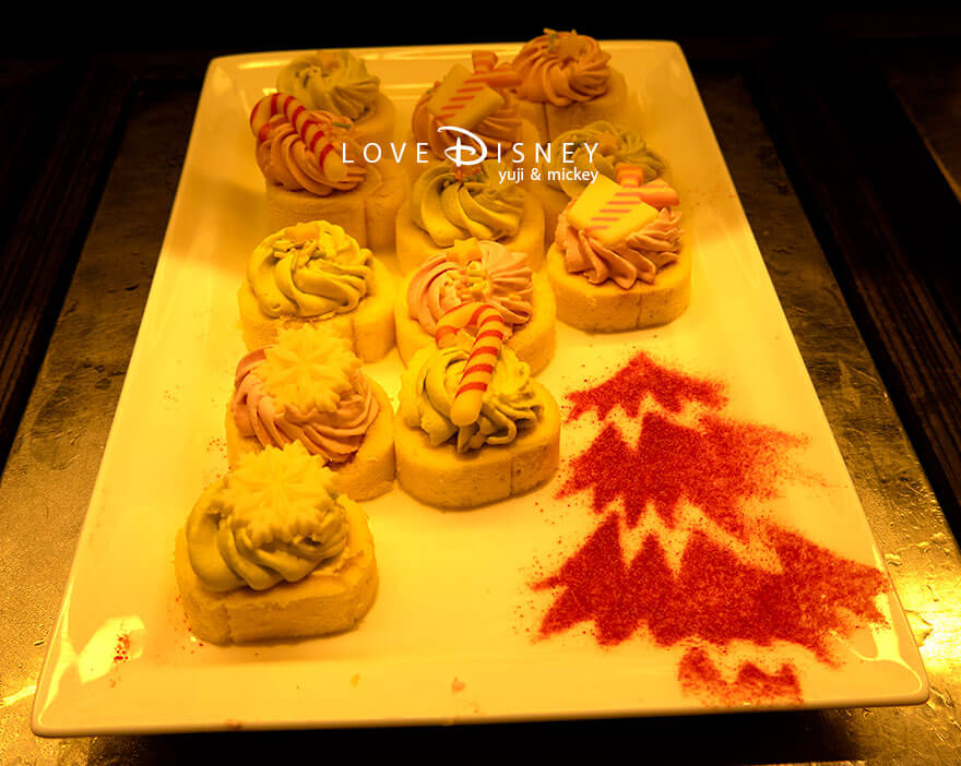 ディズニーアンバサダーホテル、シェフ・ミッキー「ディズニー・クリスマス2025ディナーブッフェ」デザート(ロールケーキ)