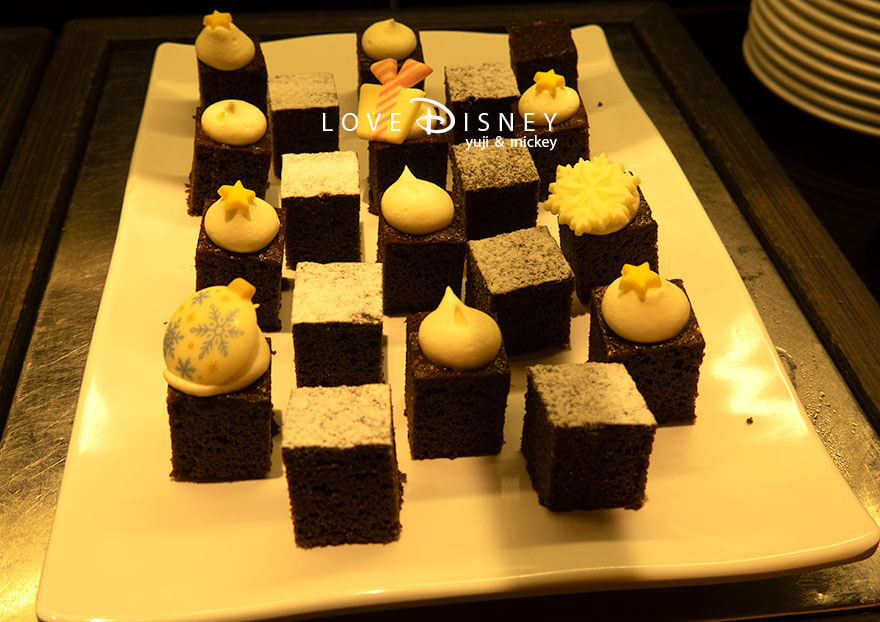 ディズニーアンバサダーホテル、シェフ・ミッキー「ディズニー・クリスマス2025ディナーブッフェ」デザート(ケーク・オ・ショコラフランボワーズ)