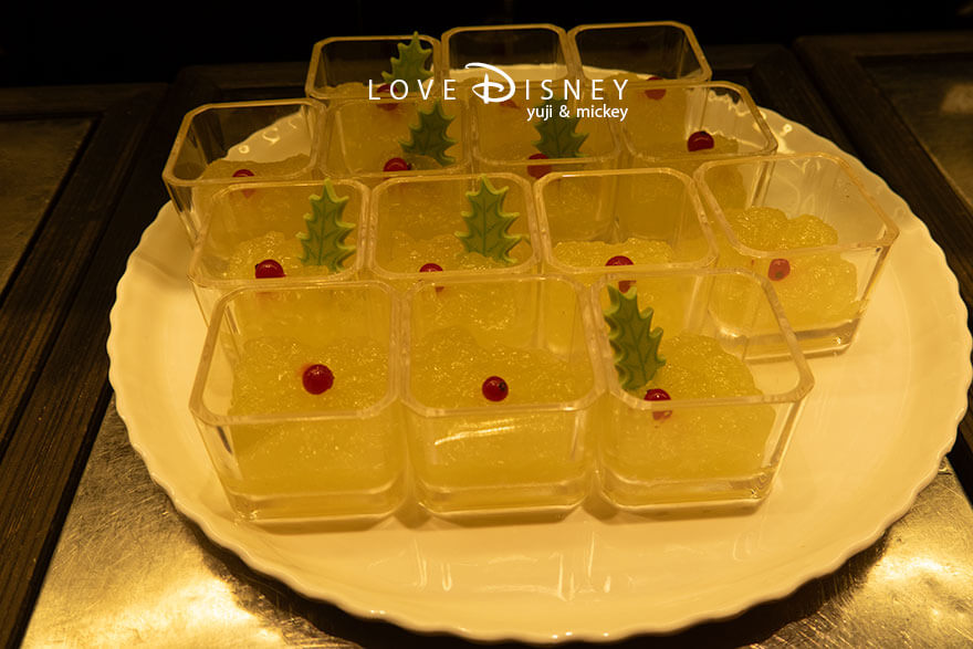 ディズニーアンバサダーホテル、シェフ・ミッキー「ディズニー・クリスマス2025ディナーブッフェ」デザート(青りんごゼリー)