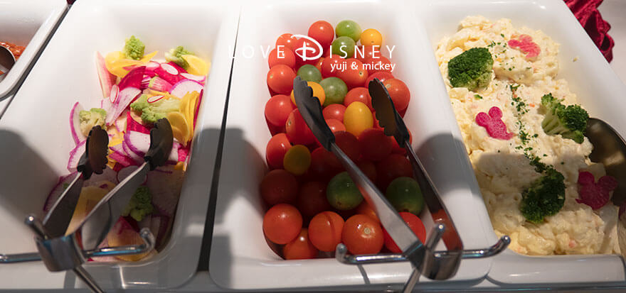 東京ディズニーシー・ホテルミラコスタ、オチェーアノ「ディズニー・クリスマス2025、スペシャルブッフェ」冷たい料理(彩り野菜/ミニトマト/ポテトサラダ)