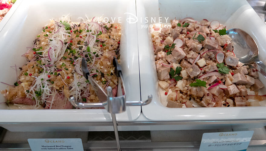 東京ディズニーシー・ホテルミラコスタ、オチェーアノ「ディズニー・クリスマス2025、スペシャルブッフェ」冷たい料理(牛タンのマリネ塩ネギサルサ/ポークとシリアルのサラダ)