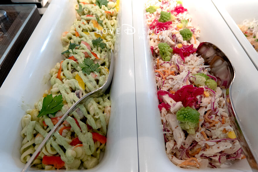 東京ディズニーシー・ホテルミラコスタ、オチェーアノ「ディズニー・クリスマス2025、スペシャルブッフェ」冷たい料理(シーフードパスタサラダ/チキンとキャベツ粒マスタードソース)