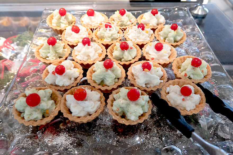 東京ディズニーシー・ホテルミラコスタ、オチェーアノ「ディズニー・クリスマス2025、スペシャルブッフェ」冷たい料理(ブランダードタルト)