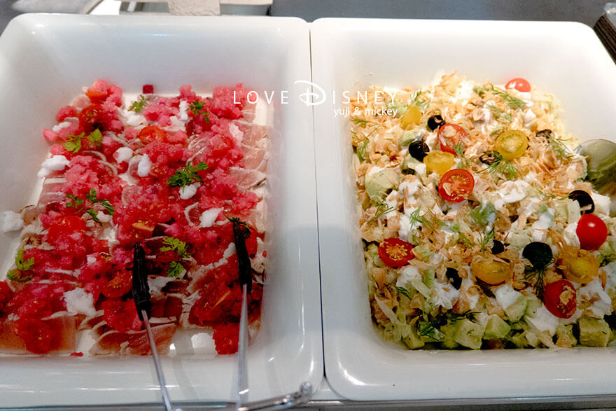 東京ディズニーシー・ホテルミラコスタ、オチェーアノ「ディズニー・クリスマス2025、スペシャルブッフェ」冷たい料理(マグロのカルパッチョ根菜のサルサ/サーモンとアボガドのタルタル)