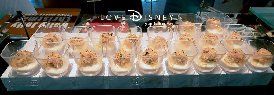 東京ディズニーシー・ホテルミラコスタ、オチェーアノ「ディズニー・クリスマス2025、スペシャルブッフェ」冷たい料理(カリフラワークリームとクラブミートのサラダ)