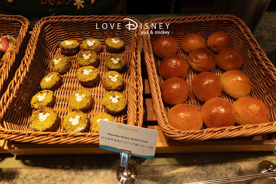 東京ディズニーシー・ホテルミラコスタ、オチェーアノ「ディズニー・クリスマス2025、スペシャルブッフェ」パン（ピスタチオのハニーバターとトースト/バターロール）
