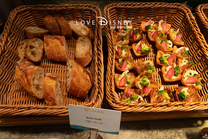 東京ディズニーシー・ホテルミラコスタ、オチェーアノ「ディズニー・クリスマス2025、スペシャルブッフェ」パン(バゲット/ベジタブルブレッド)