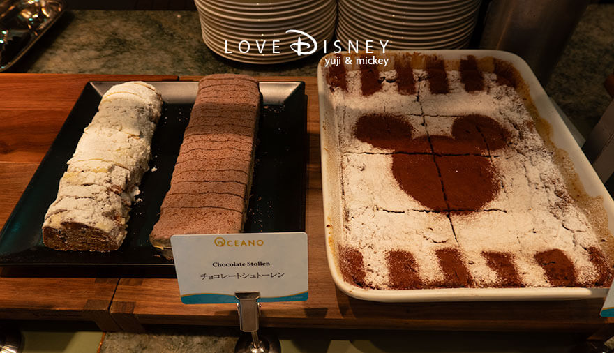 東京ディズニーシー・ホテルミラコスタ、オチェーアノ「ディズニー・クリスマス2025、スペシャルブッフェ」パン(シュトーレン/チョコレートシュトーレン/オチェーアノ風フレンチトースト)