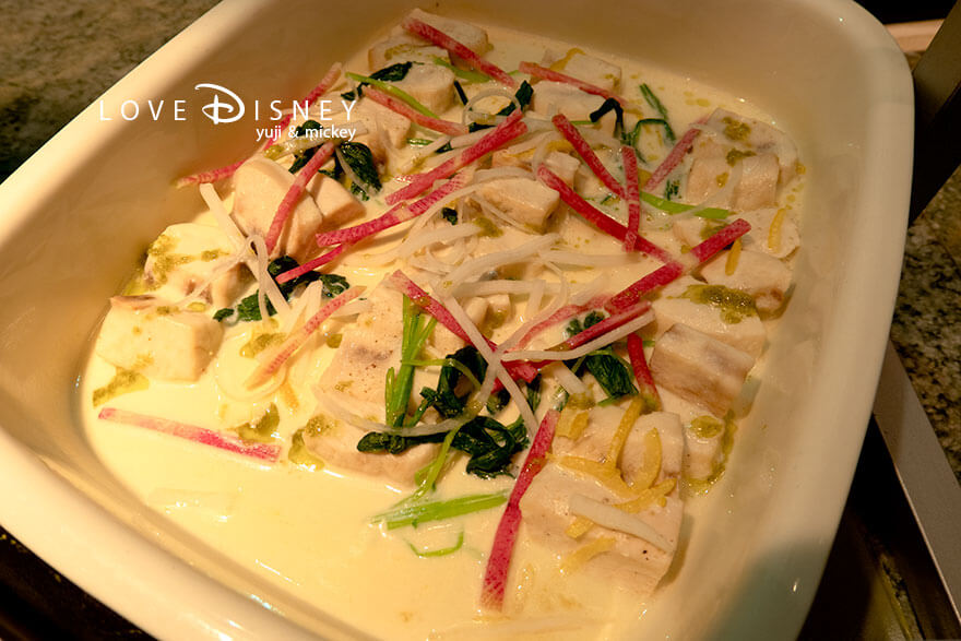 東京ディズニーシー・ホテルミラコスタ、オチェーアノ「ディズニー・クリスマス2025、スペシャルブッフェ」温かい料理（白身魚のスチーム柚子風味の白ワインソース）