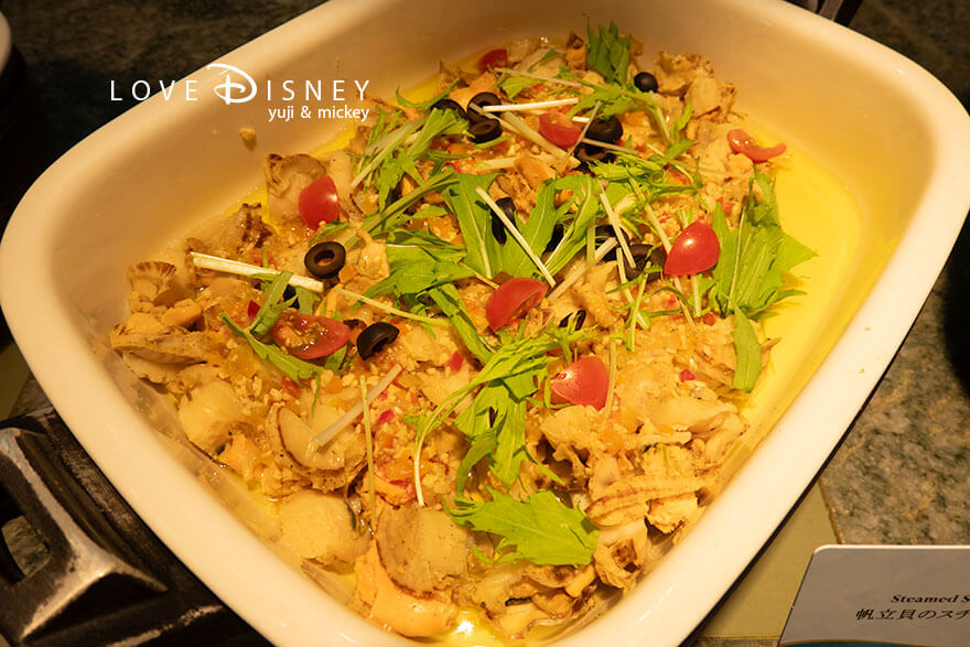 東京ディズニーシー・ホテルミラコスタ、オチェーアノ「ディズニー・クリスマス2025、スペシャルブッフェ」温かい料理(帆立貝のスチームアヒージョソース)