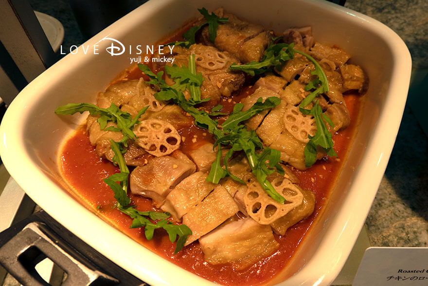 東京ディズニーシー・ホテルミラコスタ、オチェーアノ「ディズニー・クリスマス2025、スペシャルブッフェ」温かい料理(チキンのローストガーリックソース)