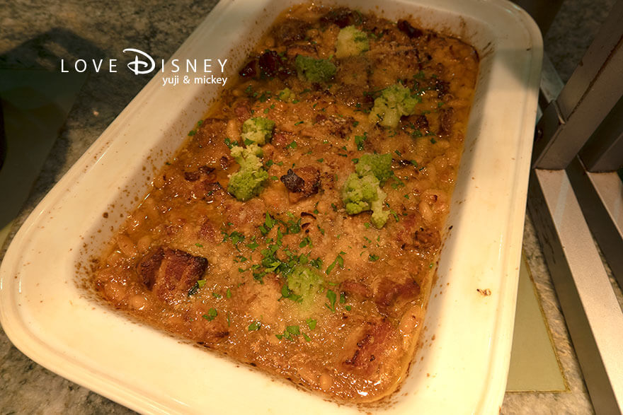 東京ディズニーシー・ホテルミラコスタ、オチェーアノ「ディズニー・クリスマス2025、スペシャルブッフェ」温かい料理(ポークと白インゲン豆のプレゼ)