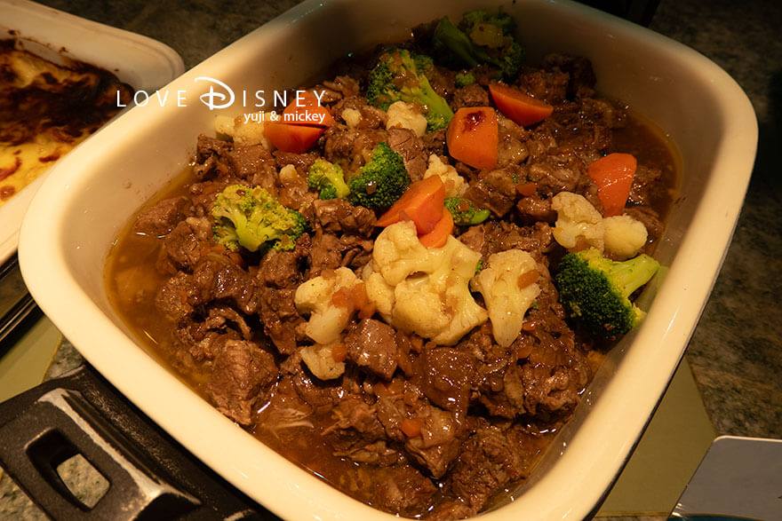 東京ディズニーシー・ホテルミラコスタ、オチェーアノ「ディズニー・クリスマス2025、スペシャルブッフェ」温かい料理(牛肉の赤ワイン煮込み)