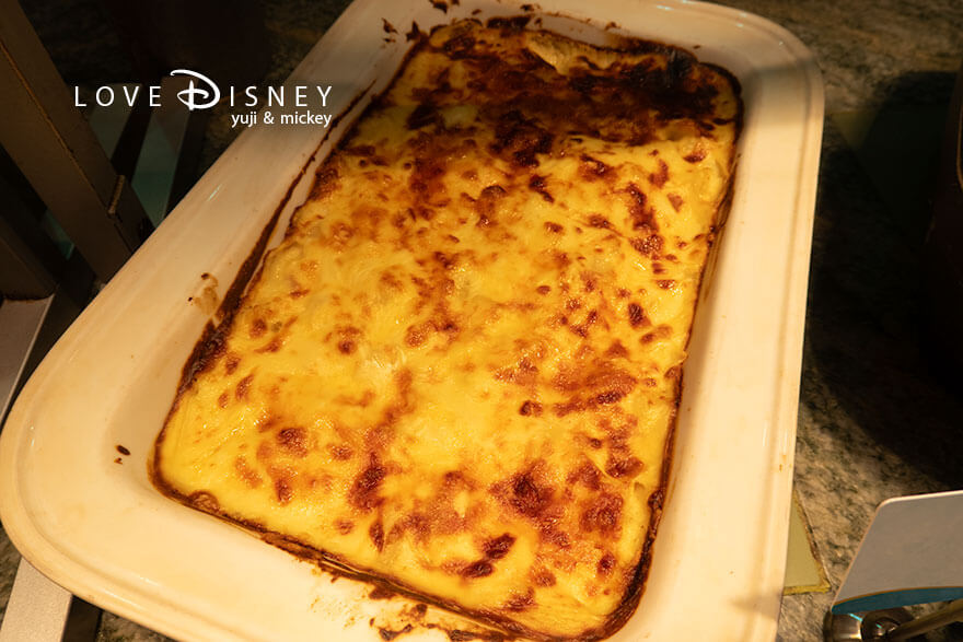 東京ディズニーシー・ホテルミラコスタ、オチェーアノ「ディズニー・クリスマス2025、スペシャルブッフェ」温かい料理(ポテトグラタン)
