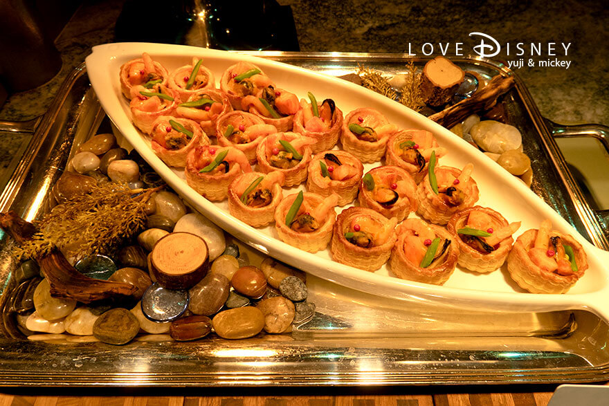 東京ディズニーシー・ホテルミラコスタ、オチェーアノ「ディズニー・クリスマス2025、スペシャルブッフェ」温かい料理(シーフードのヴォロヴァン)