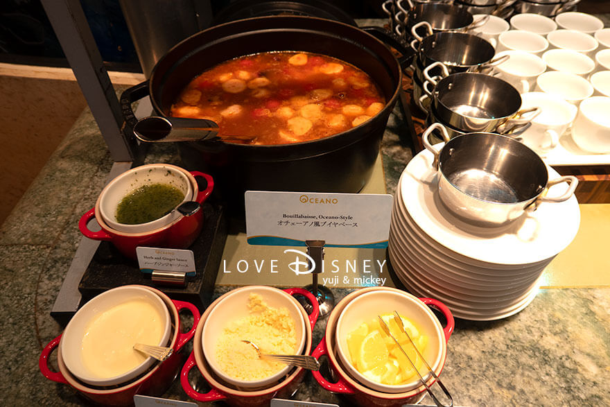 東京ディズニーシー・ホテルミラコスタ、オチェーアノ「ディズニー・クリスマス2025、スペシャルブッフェ」温かい料理(オチェーアノ風ブイヤベース)