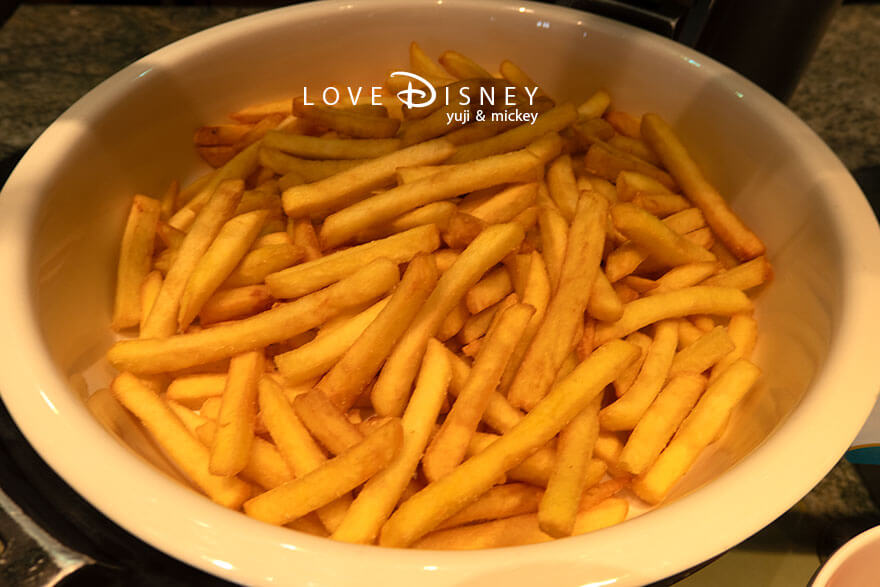 東京ディズニーシー・ホテルミラコスタ、オチェーアノ「ディズニー・クリスマス2025、スペシャルブッフェ」温かい料理(フライドポテト)