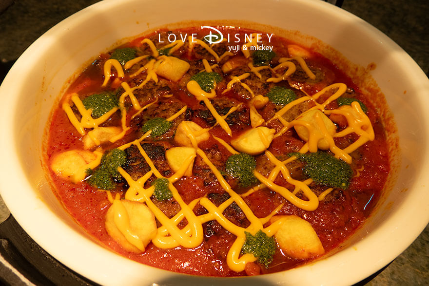 東京ディズニーシー・ホテルミラコスタ、オチェーアノ「ディズニー・クリスマス2025、スペシャルブッフェ」温かい料理(チーズハンバーグトマトソース)