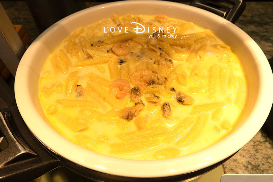 東京ディズニーシー・ホテルミラコスタ、オチェーアノ「ディズニー・クリスマス2025、スペシャルブッフェ」温かい料理(シーフードクリームソースパスタ)