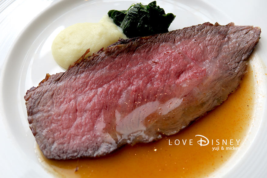 東京ディズニーシー・ホテルミラコスタ、オチェーアノ「ディズニー・クリスマス2025、スペシャルブッフェ」温かい料理（ローストビーフ）