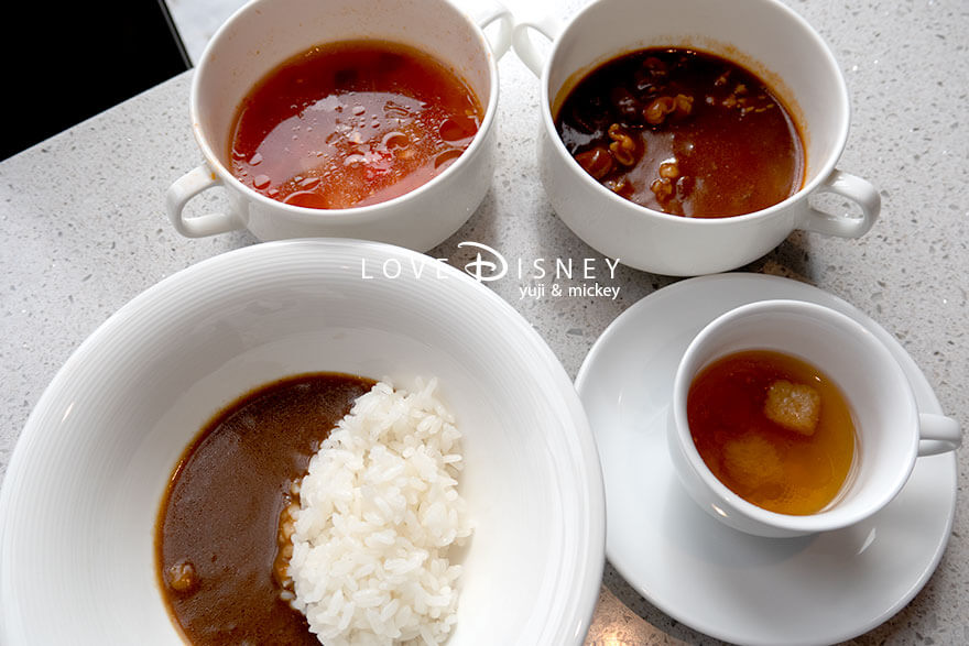 東京ディズニーシー・ホテルミラコスタ、オチェーアノ「ディズニー・クリスマス2025、スペシャルブッフェ」温かい料理(ミネストローネ/ハッシュドビーフ/マイルドカリーとライス/トリュフ風味のコンソメスープ)