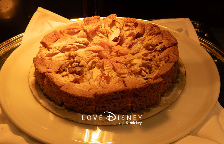 東京ディズニーシー・ホテルミラコスタ、オチェーアノ「ディズニー・クリスマス2025、スペシャルブッフェ」デザート（リンゴのタルトとバニラアイスクリーム）
