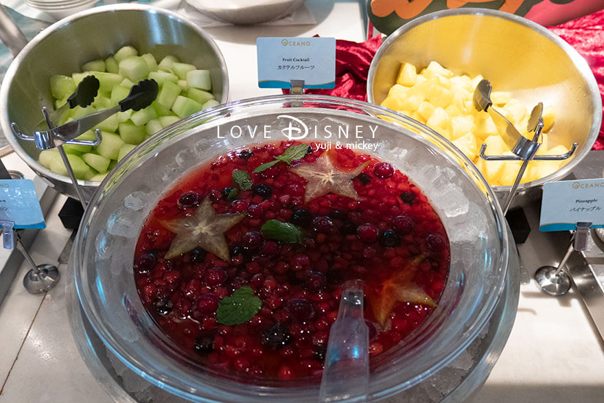 東京ディズニーシー・ホテルミラコスタ、オチェーアノ「ディズニー・クリスマス2025、スペシャルブッフェ」デザート(カクテルフルーツ/メロン/パイナップル)