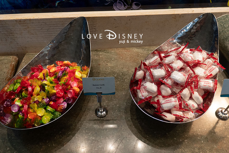 東京ディズニーシー・ホテルミラコスタ、オチェーアノ「ディズニー・クリスマス2025、スペシャルブッフェ」デザート(ラムネ/チョコレートマシュマロ)