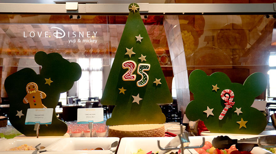 東京ディズニーシー・ホテルミラコスタ、オチェーアノ「ディズニー・クリスマス2025、スペシャルブッフェ」店内飾付(その3)