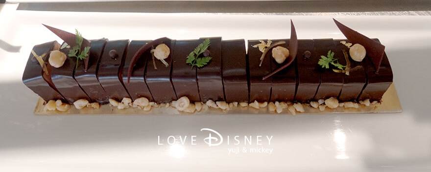 東京ディズニーシー・ホテルミラコスタ、オチェーアノ「ディズニー・クリスマス2025、スペシャルブッフェ」デザート(チョコレートとヘーゼルナッツのムース)