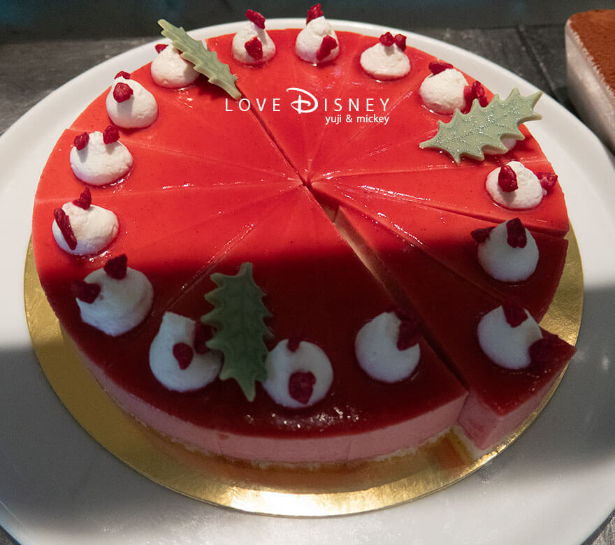 東京ディズニーシー・ホテルミラコスタ、オチェーアノ「ディズニー・クリスマス2025、スペシャルブッフェ」デザート(ラズベリーとホワイトチョコレートムース)
