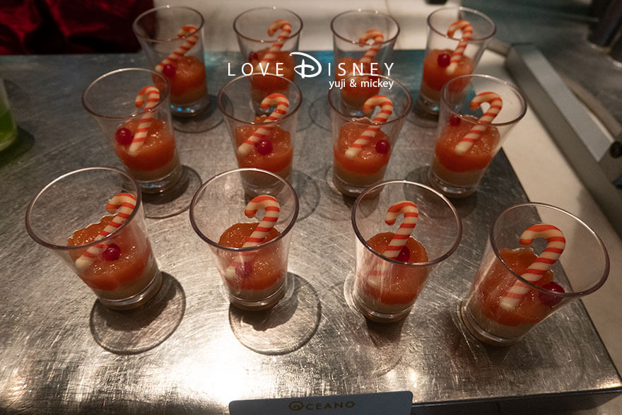 東京ディズニーシー・ホテルミラコスタ、オチェーアノ「ディズニー・クリスマス2025、スペシャルブッフェ」デザート(キャラメルムースとオレンジゼリー)