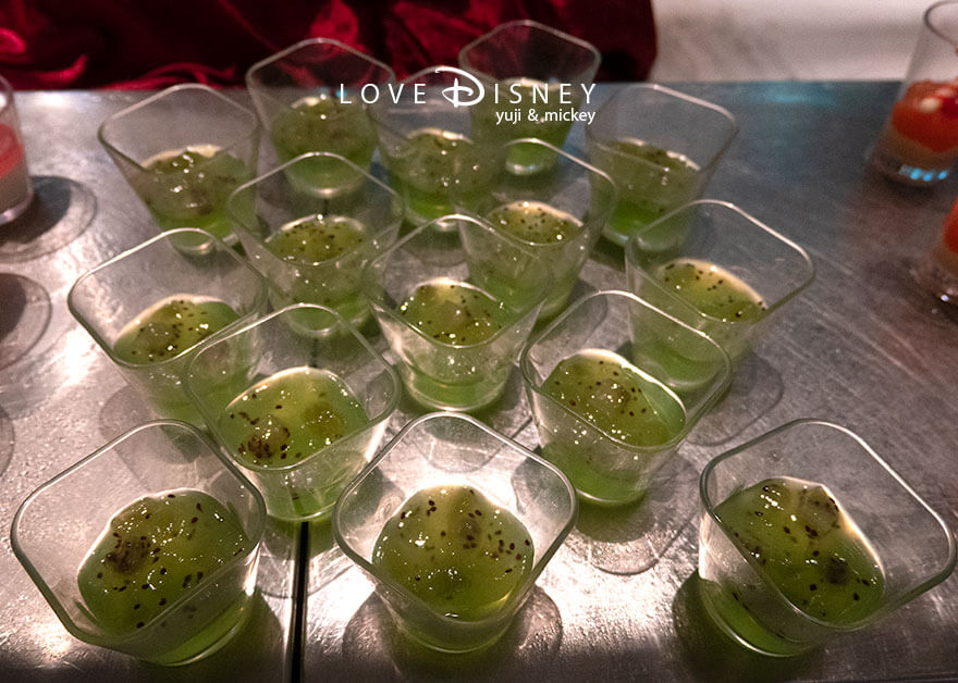 東京ディズニーシー・ホテルミラコスタ、オチェーアノ「ディズニー・クリスマス2025、スペシャルブッフェ」デザート(キウイゼリー)