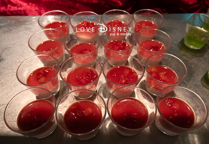 東京ディズニーシー・ホテルミラコスタ、オチェーアノ「ディズニー・クリスマス2025、スペシャルブッフェ」デザート(パンナ・コッタストロベリーソース)