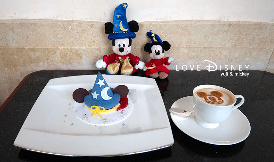 ディズニーアンバサダーホテル、ハイピリオン・ラウンジ「ハイピリオン・ケーキセットシリーズ」ソーサラーハット（魔法使いの弟子）、カプチーノ