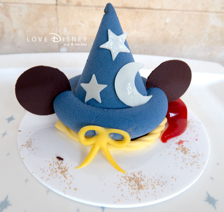 ディズニーアンバサダーホテル、ハイピリオン・ラウンジ「ハイピリオン・ケーキセットシリーズ」ソーサラーハット（魔法使いの弟子）アップ