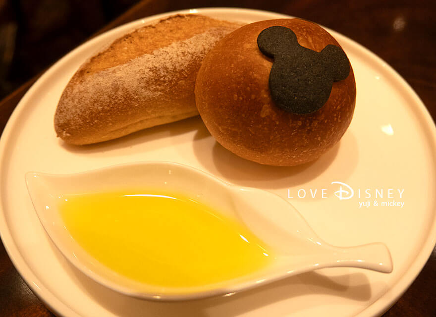 ディズニーアンバサダーホテル、エンパイア・グリル「ディズニー・クリスマス2025、スペシャルディナー」パン