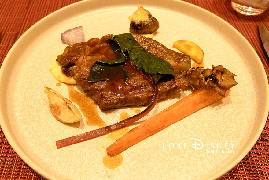 ディズニーアンバサダーホテル、エンパイア・グリル「ディズニー・クリスマス2025、スペシャルディナー」肉料理（その1）