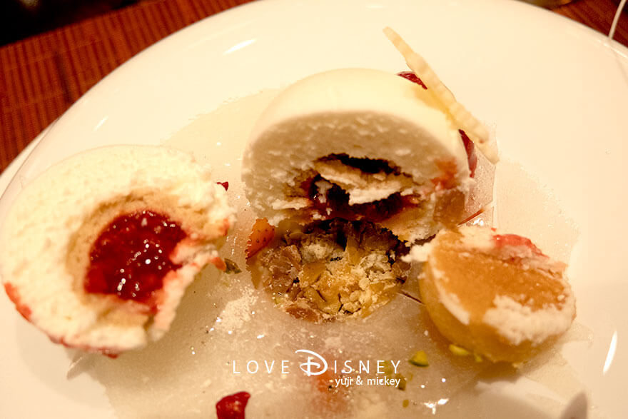 ディズニーアンバサダーホテル、エンパイア・グリル「ディズニー・クリスマス2025、スペシャルディナー」デザート（中身）