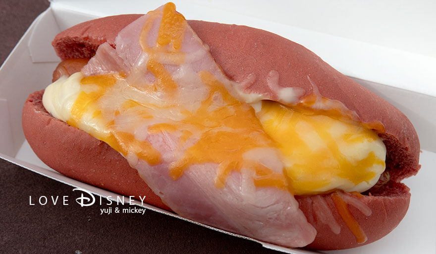 東京ディズニーランド「ディズニー・クリスマス2025」グルメ、リフレッシュメントコーナー、グラタンドッグ(その1)