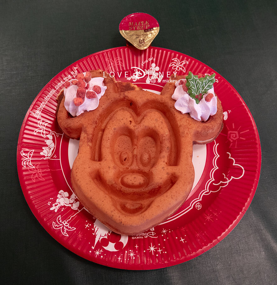 東京ディズニーランド「ディズニー・クリスマス2025」グルメ、グレートアメリカン・ワッフルカンパニー、ミッキーワッフル(その1)