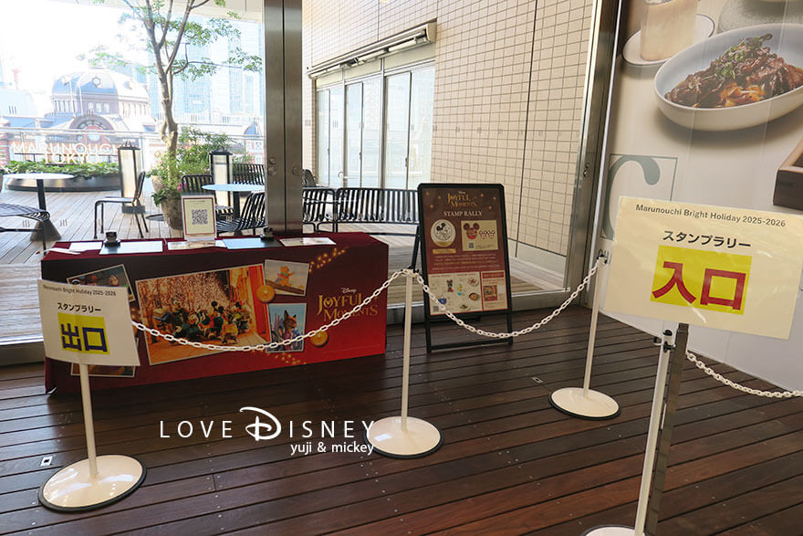 MARUNOUCHIBRIGHTHOLIDAY2025「DisneyJOYFULMOMENTS」丸ビル1階マルキューブにあるスタンプラリー設置台
