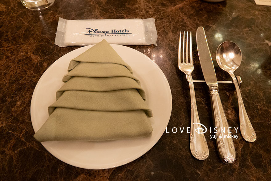 東京ディズニーランドホテル、ドリーマーズ・ラウンジ「ディズニー・クリスマス2025、ディナーセット」テーブルセット