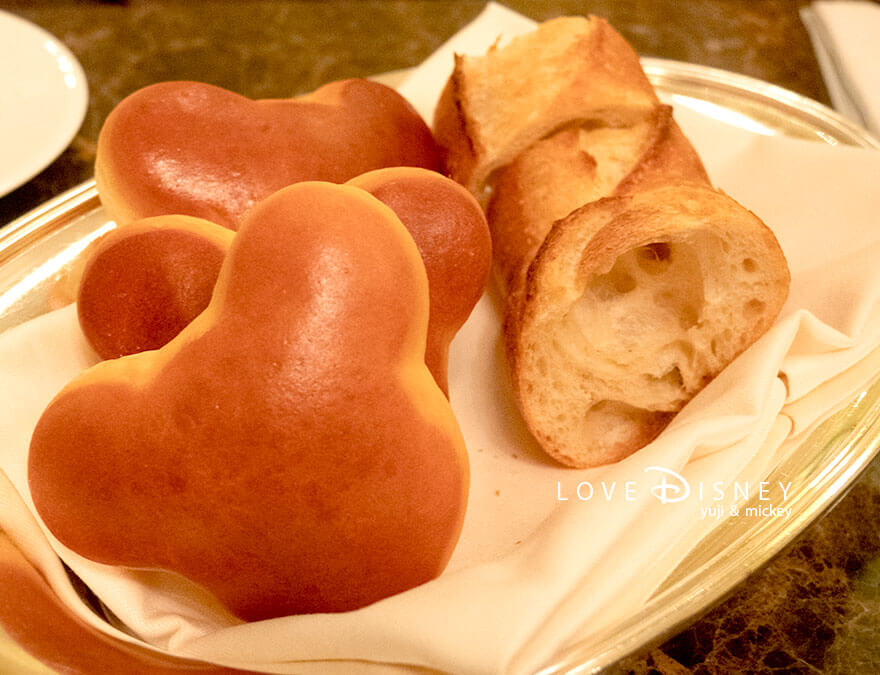 東京ディズニーランドホテル、ドリーマーズ・ラウンジ「ディズニー・クリスマス2025、ディナーセット」ブレッド